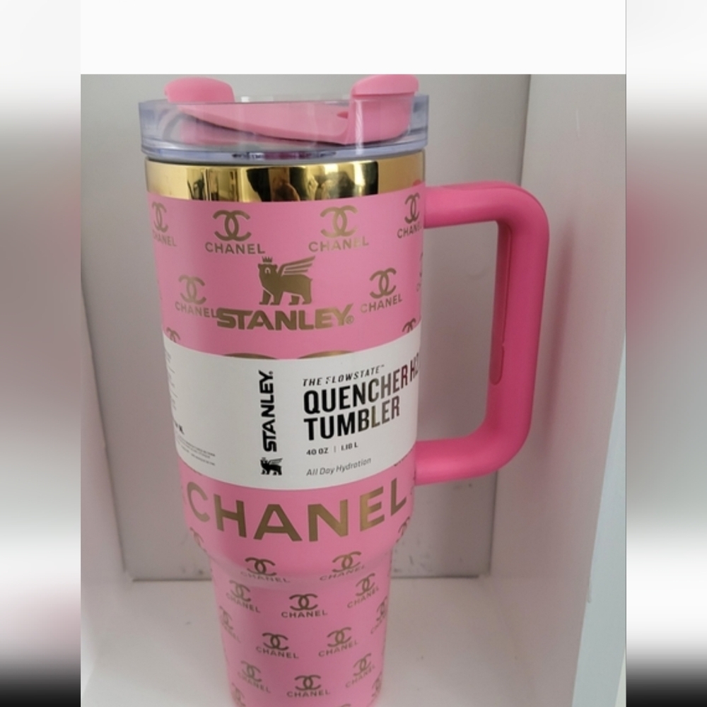 Stanley 40oz Tumbler. Tight Lid.